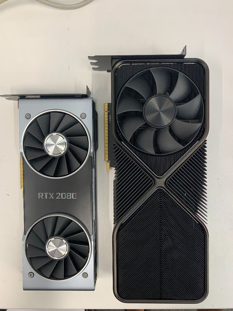 Údajná GeForce RTX 3090 FE na snímku se ukazuje jako tříslotový obr