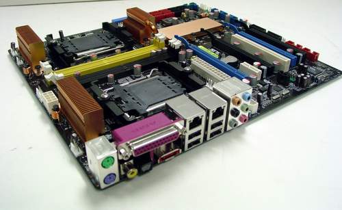 Nové detaily o základních deskách AMD 4x4