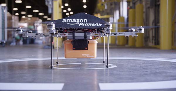 Amazon testuje dálkově ovládané helikoptéry pro rychlé dodání zboží