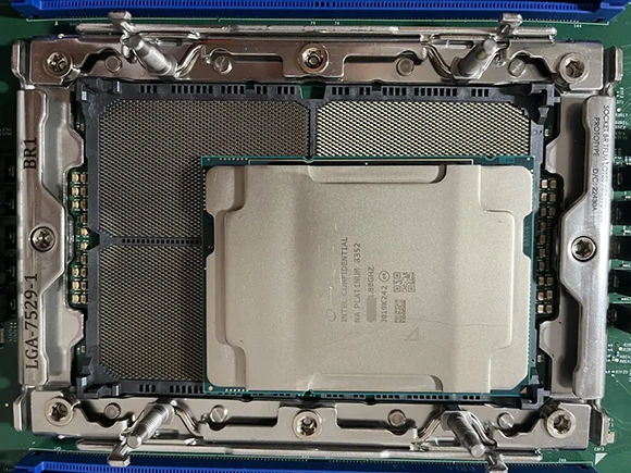 Ukázal se obří socket Intel LGA 7529 pro až 512jádrové serverové procesory