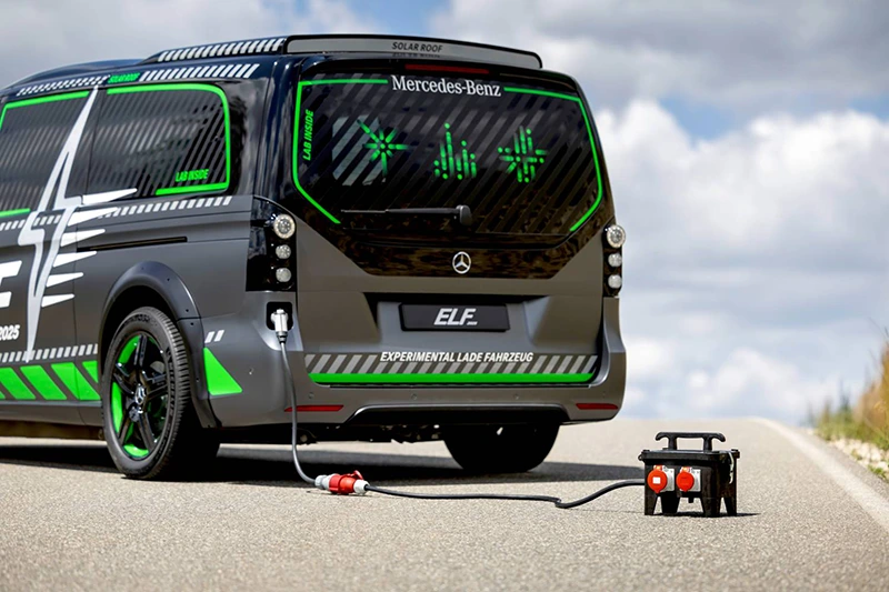 Mercedes-Benz testuje ELF, velké MPV s bezdrátovým, solárním i 1MW drátovým nabíjením