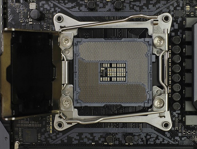 Intel si prý připravuje také 22jádrové Core pro LGA 2066