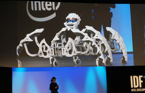 Intel na IDF: počítače všude, RealSense i pavoučí armáda