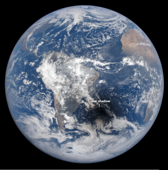 Jak vypadá zatmění Slunce na tváři Země?