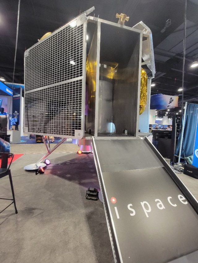 Austrálie chce vyslat na Měsíc svůj rover pátrající po vodě, ale i hmatových zážitcích