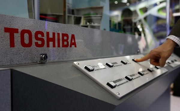 Šéf Toshiby končí, zveličoval výdělky firmy