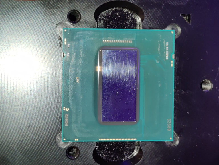 Rocket Lake-S byl zbaven heatspreaderu, operaci nepřežil