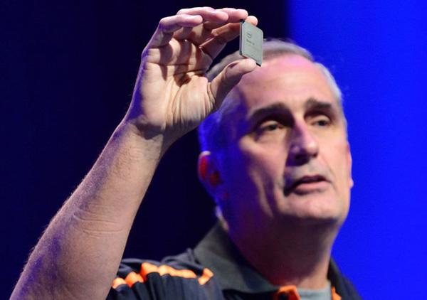 Intel už vyrábí revoluční Stratix 10: FPGA s ARM a HBM2