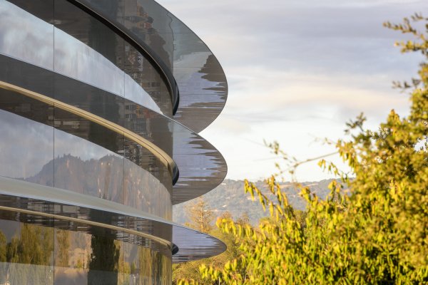 Apple Park má kuriózní problém, lidé v něm naráží do skla