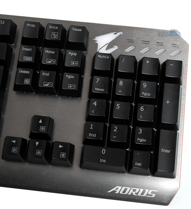 Aorus K7: hliníková mechanika v RGB barvách