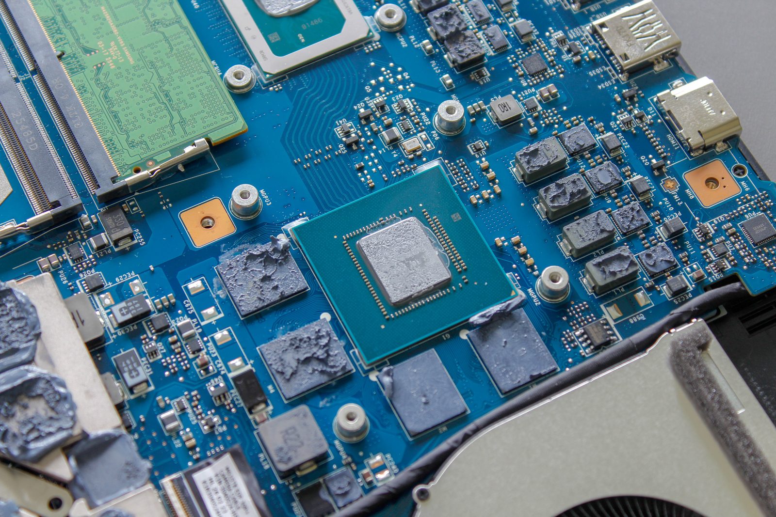 MSI Cyborg 15 Max C13W: Vstupenka do světa přenosného RTX hraní