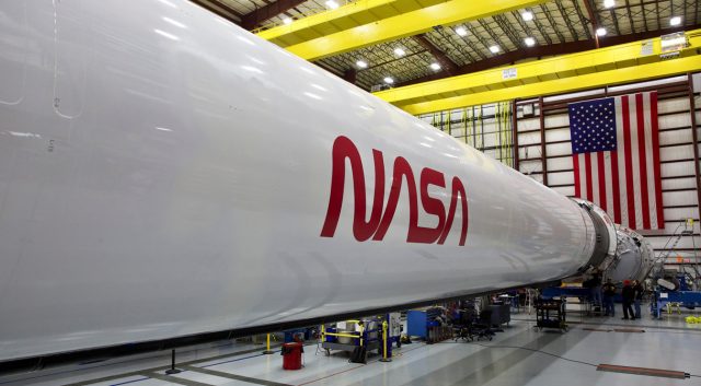 NASA pro start Dragonu s posádkou využije své ikonické "červí" logo