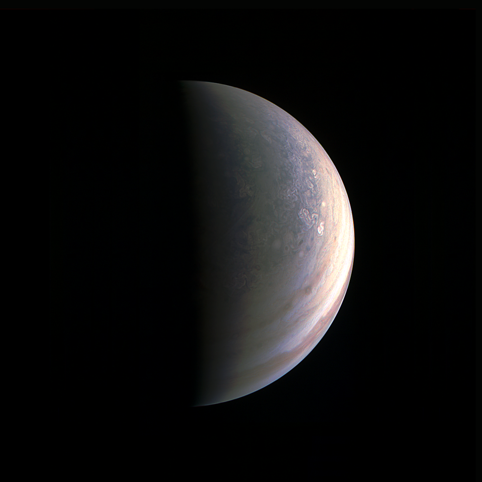 Juno proletěla jen 3860 km od Jupiteru a poslala zajímavé fotky