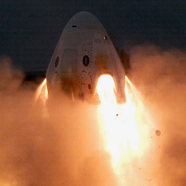 SpaceX otestovala nouzové motory Dragonu, zelenou ještě nemá