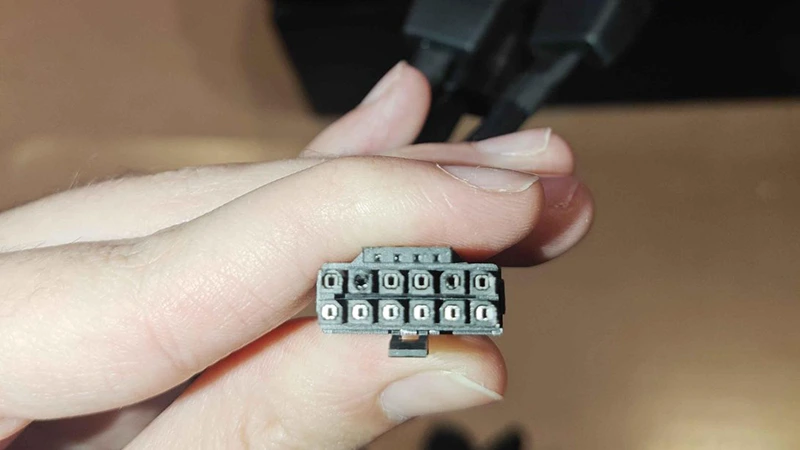 Roztavené konektory 12VHPWR nyní i u AMD, problémy u ASRocku s levným zdrojem