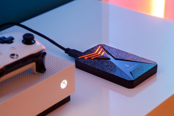 Verbatim spouští novou herní značku SureFire. Přináší externí SSD i HDD