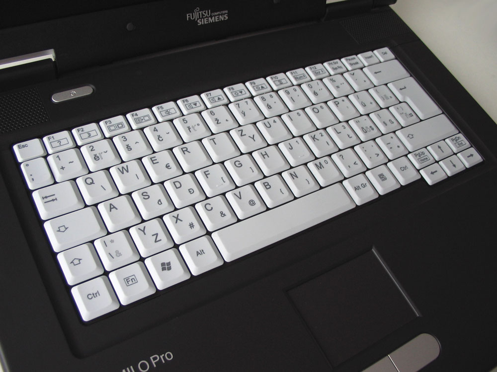 Fujitsu Siemens Amilo Pro V2045 – notebook za třicet