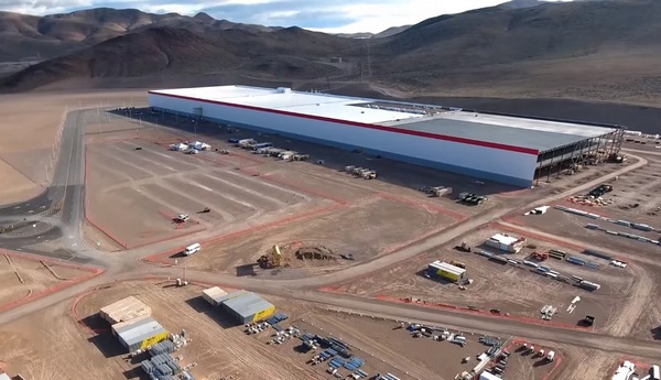 Tesla Gigafactory 1 pěkně roste, podívejte se na ni ze vzduchu