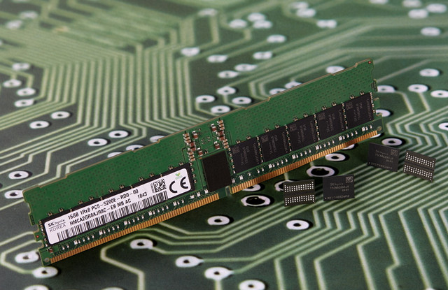Éra pamětí DDR5 pomalu startuje, SK Hynix představil 16Gb čipy