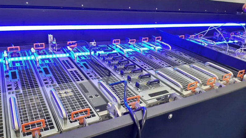 Intel investuje 700 milionů dolarů do technologií ponorného chlazení