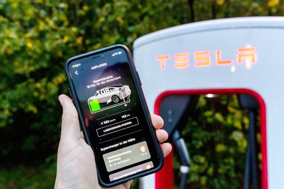 Tesle na chvíli vypadly servery, řidiči se nepřipojili k autům