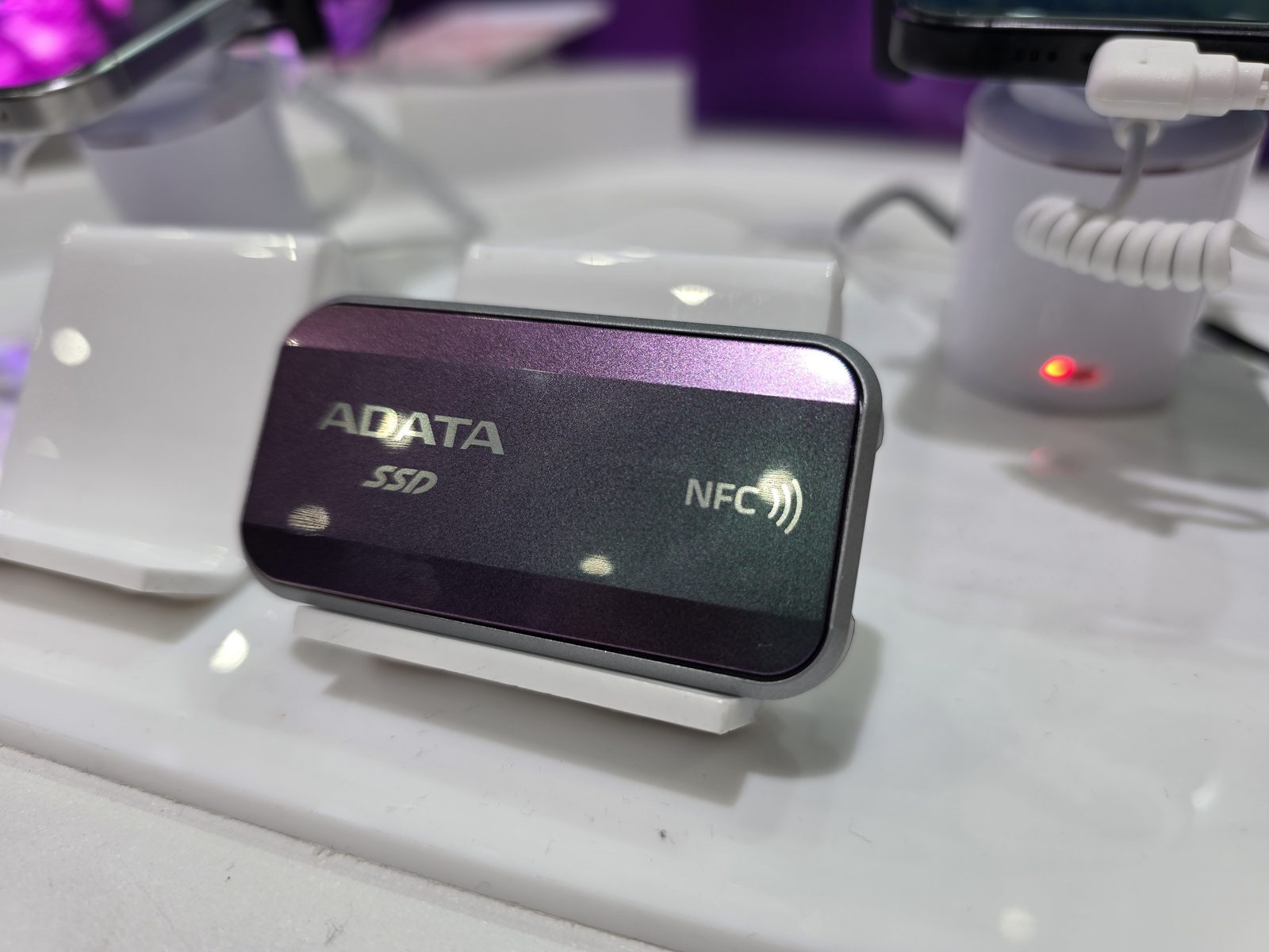Adata na Computexu ukázala Urban Tapsafe SSD, odemyká se přes NFC telefonem