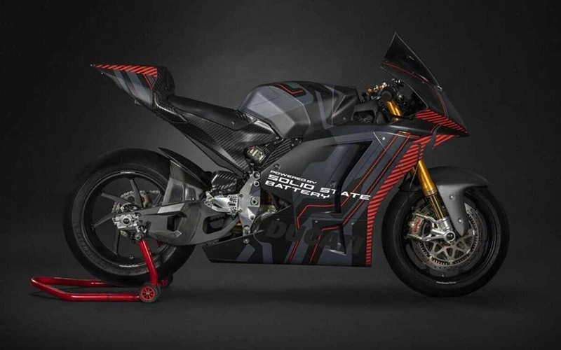 QuantumScape prezentoval solid-state baterii v elektromotorce Ducati. Dosahuje 844 Wh/l