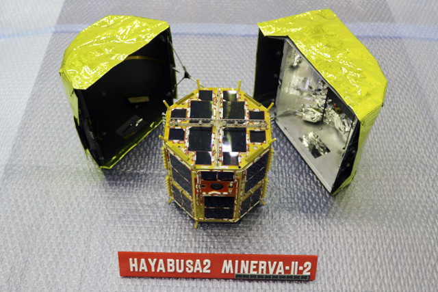 Japonská Hayabusa 2 odhodila na asteroid svého posledního robota