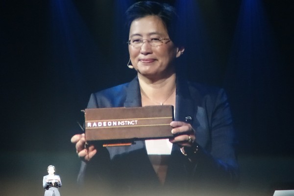 AMD představuje také nové Radeon Instinct s Vegou