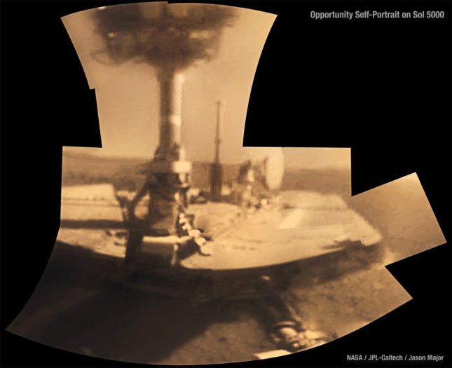 Opportunity bojuje v bouři, Curiosity si dělá selfie