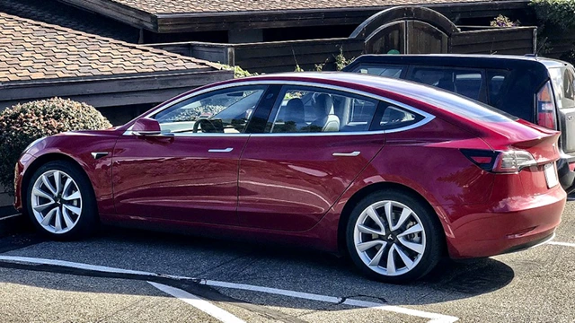 Francouzi hacknuli nejen Teslu Model 3, celkově vyhráli 530.000 USD a Teslu