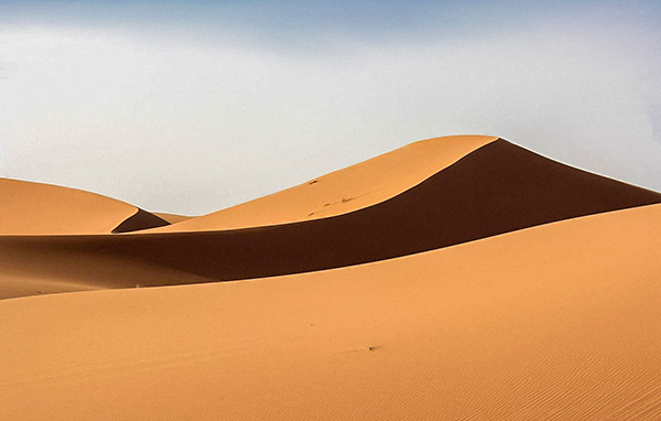 Britská policejní AI si plete dětské porno se snímky pouště