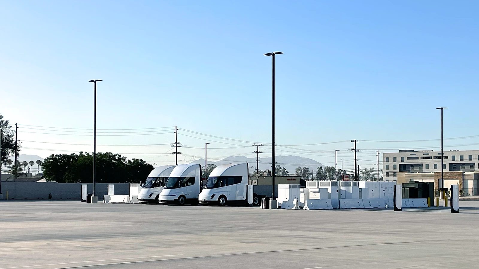 Tesla spustila první 1,2MW Megacharger. Čínský Dongfeng jde výše a zvládá 1,5 MW