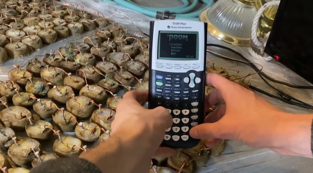 Jak se hraje Doom na kalkulačce napájené bramborami?