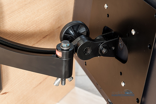 Hama Next 2 - detail zadní strany monitoru s přimontovaným  držákem