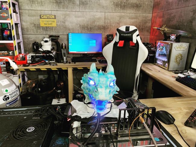 Overclocker obohatil své chlazení o ledového draka vyfukujícího dusík