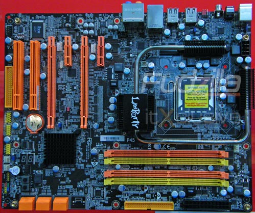 DFI a desky P45-T2RS, Foxconn má G45 s CrossFire