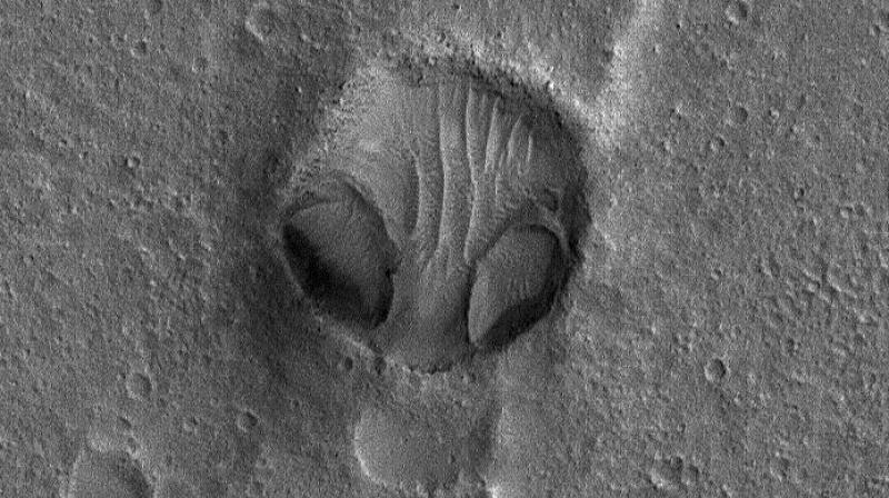 Čínský Yutu-2 se na Měsíci blíží k záhadnému zdánlivě krychlovitému objektu