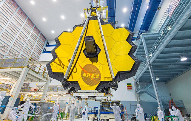Vývoj teleskopu JWST pokračuje dle plánu, za anomálii může západka