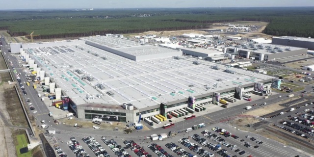 Tesla poprvé překonala příjmy 20 mld. USD, zisky skoro rekordní