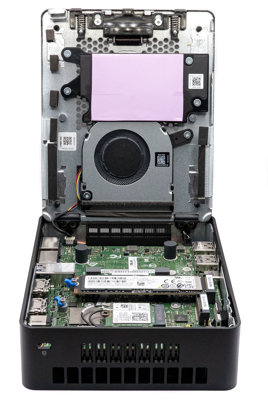 Asus NUC 16 Pro (otevřený spodní kryt)