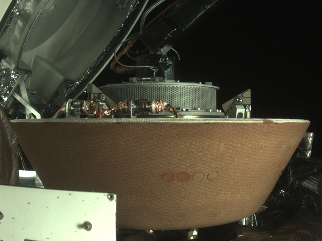 OSIRIS-REx spěšně schoval nasbírané vzorky z asteroidu Bennu