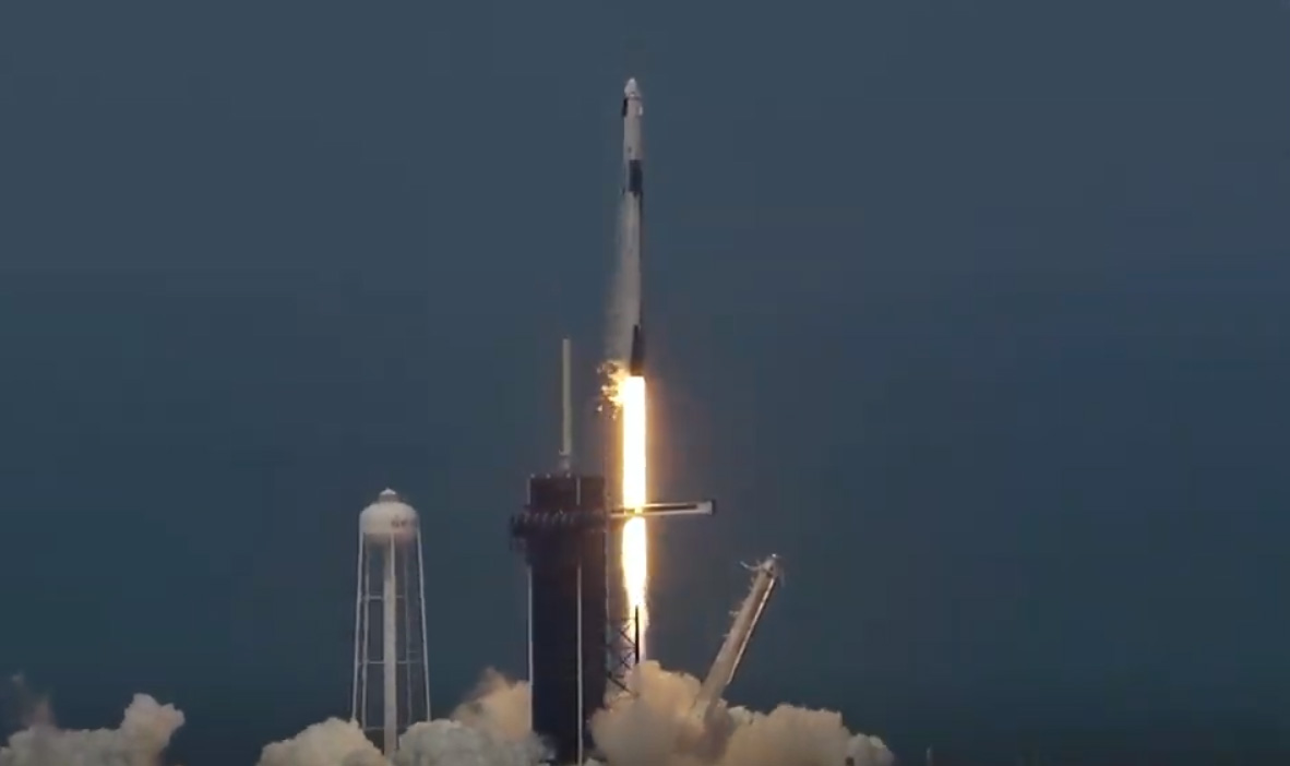 Crew Dragon odstartoval, astronauti míří na Mezinárodní vesmírnou stanici