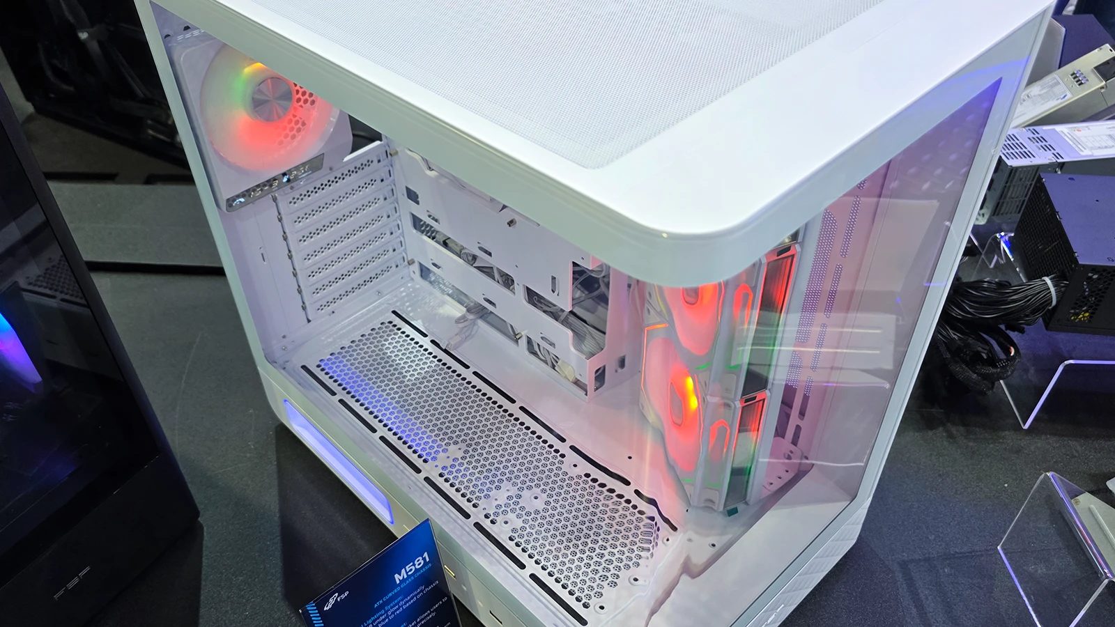 FSP na Computexu 2026 ukázal "výkladní" počítačovou skříň M581 i 3300W zdroj