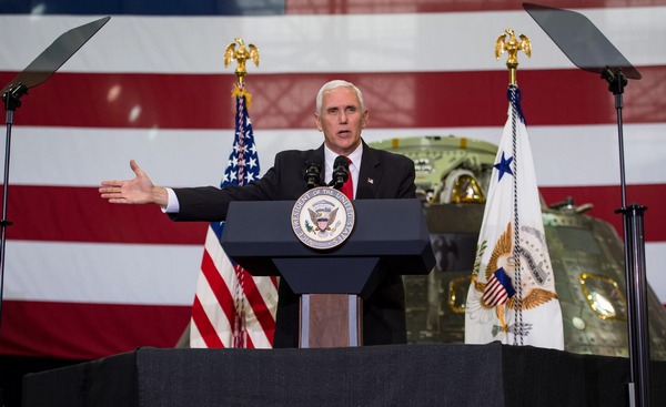 Mike Pence ohlásil návrat na Měsíc a cestu na Mars
