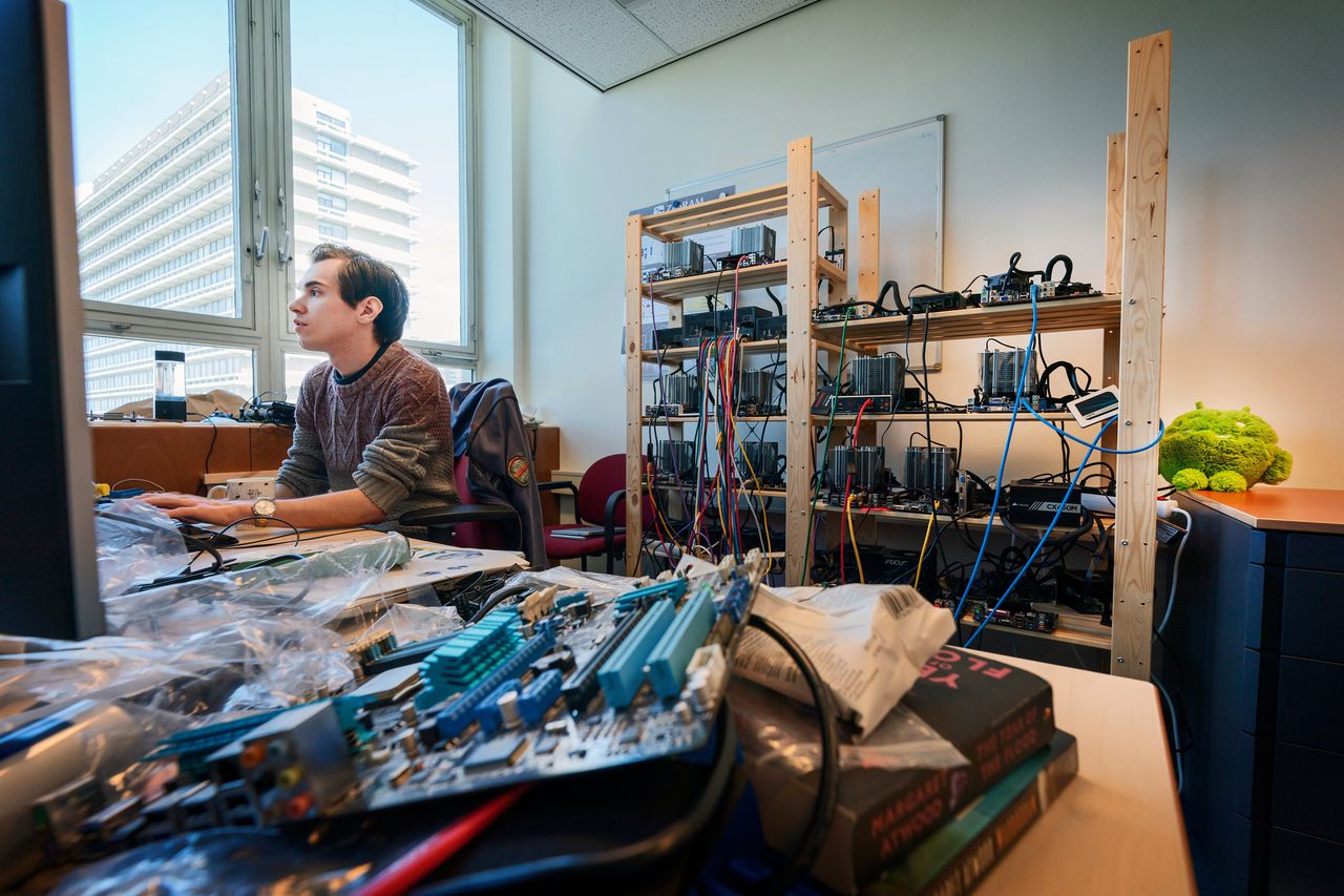 Intel nabídl holandské univerzitě peníze s podmínkou mlčenlivosti