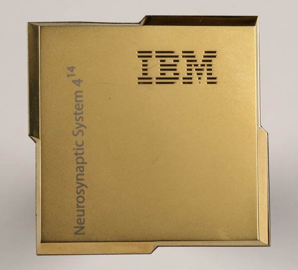 CPU IBM se 4096 jádry propojenými jako neurony