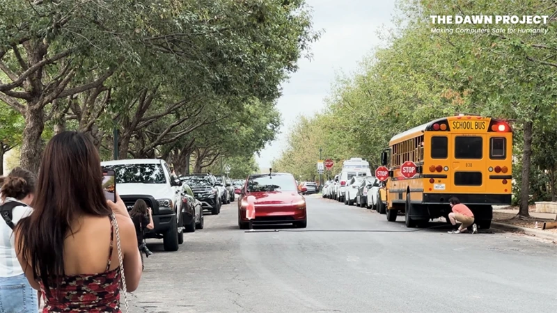FSD Tesly "selhalo" v testu dětí přebíhajících kolem školního autobusu, figurínu přejelo