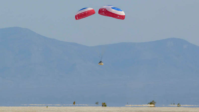 Boeing Starliner má po mnoha peripetiích splněno, přistál v poušti