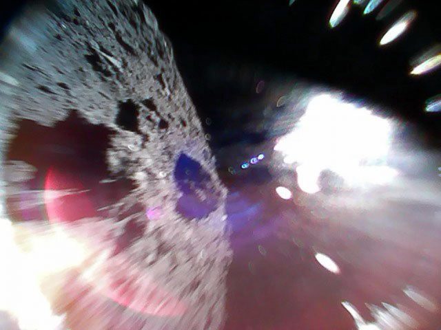 Hayabusa-2 se úspěšně dotkla asteroidu Ryugu a sebrala vzorky